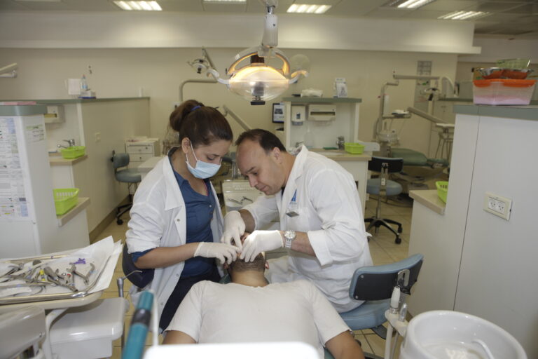 טיפול אורתודונטי במרפאה של ד"ר הר-ציון